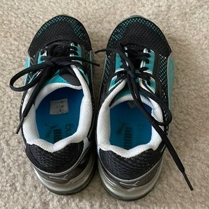 Puma sneakers size 7.5 in good conditions.